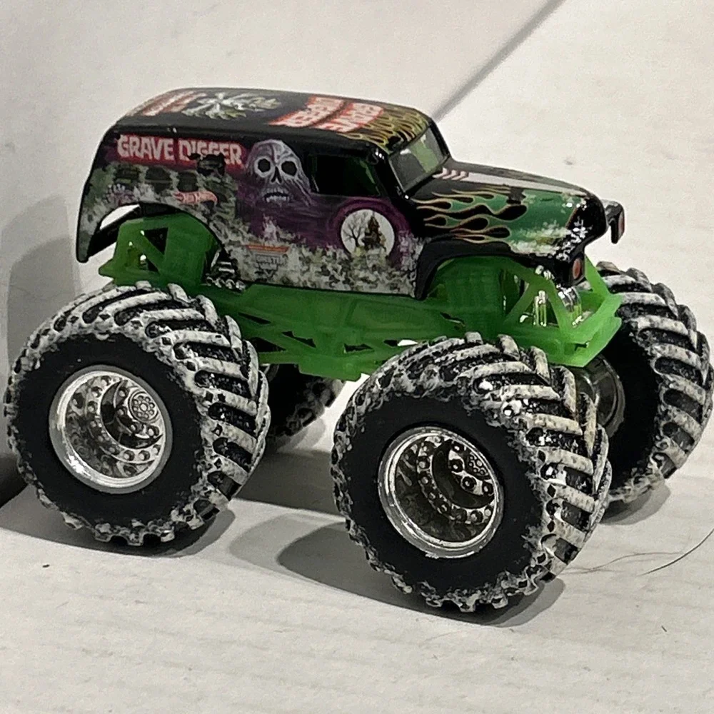 GRAVE DIGGER Monster Jam Hot Wheels Truck Christmas Collector Edition RARE‎ B3